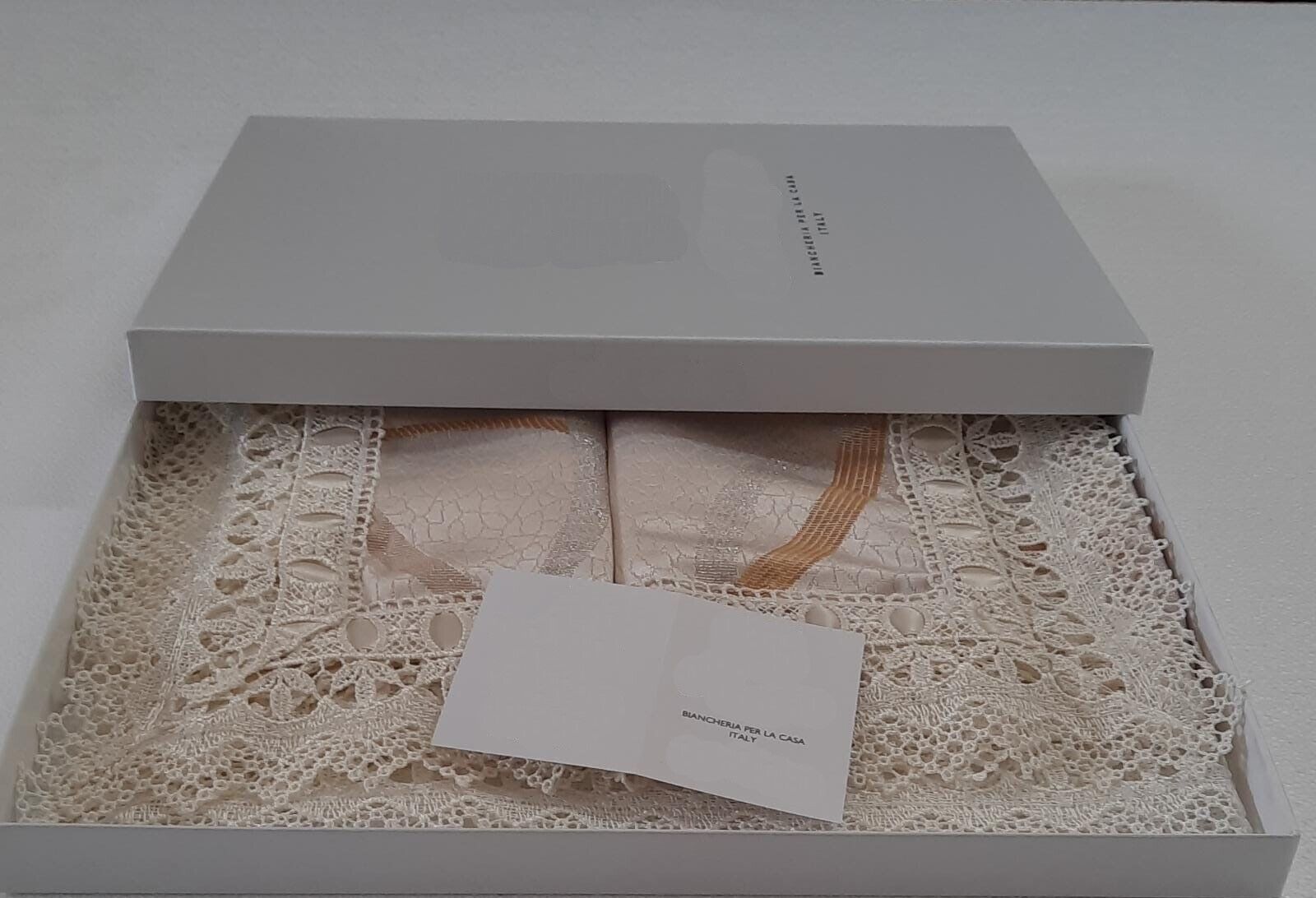 Centrini tris lavorato ai bordi eleganti Versatili Made in Italy sala da pranzo