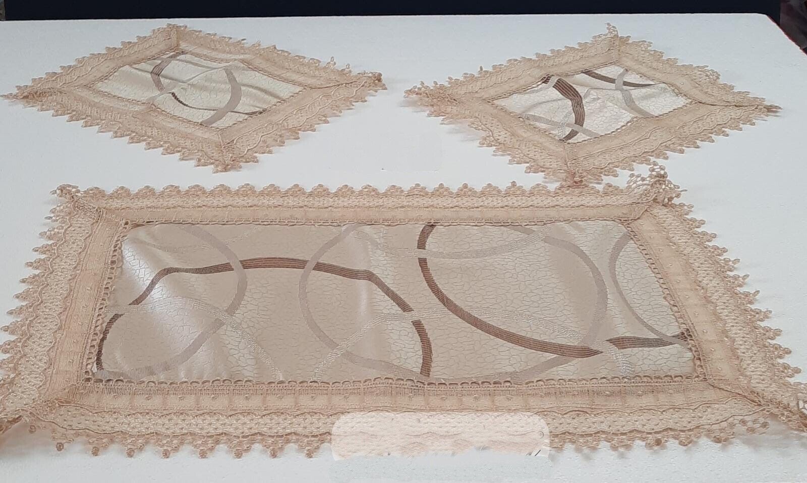 Centrini tris lavorato ai bordi eleganti Versatili Made in Italy sala da pranzo