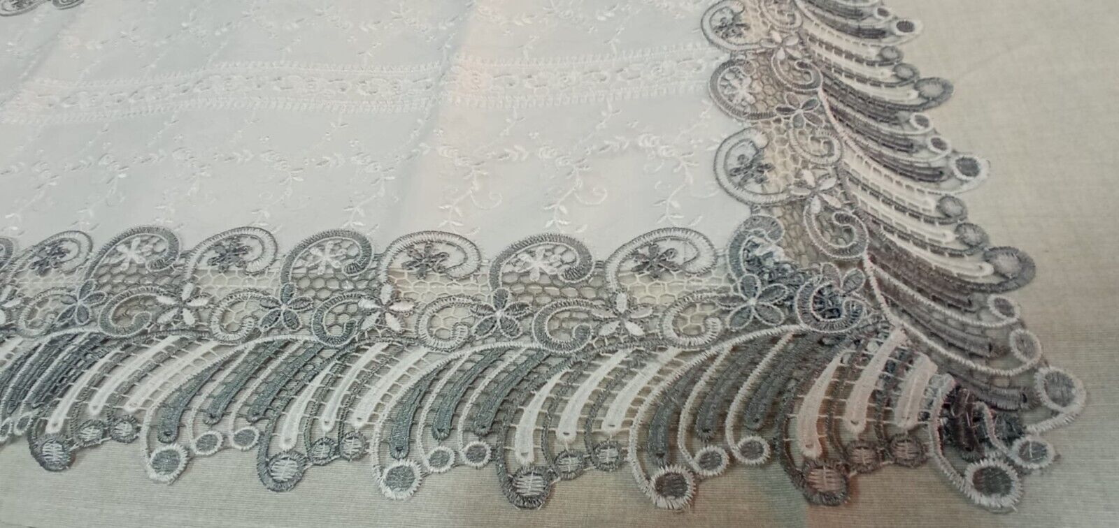 Centrini Eleganti in Raso e Pizzo Macramè - Artigianato Versatile per la Casa