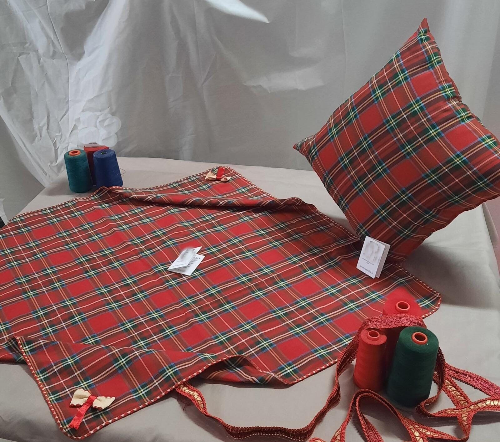 Centrotavola Scozzese con smerlino 90x90 cm fiocchetti angoli Made in Italy