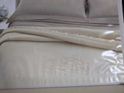 Coperta in Pura Lana  Ricamata Matrimoniale Panna o Verde