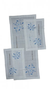 Tris Centrini Misto Lino Bianco Fiori Blu Ricamato Gigliuzzi